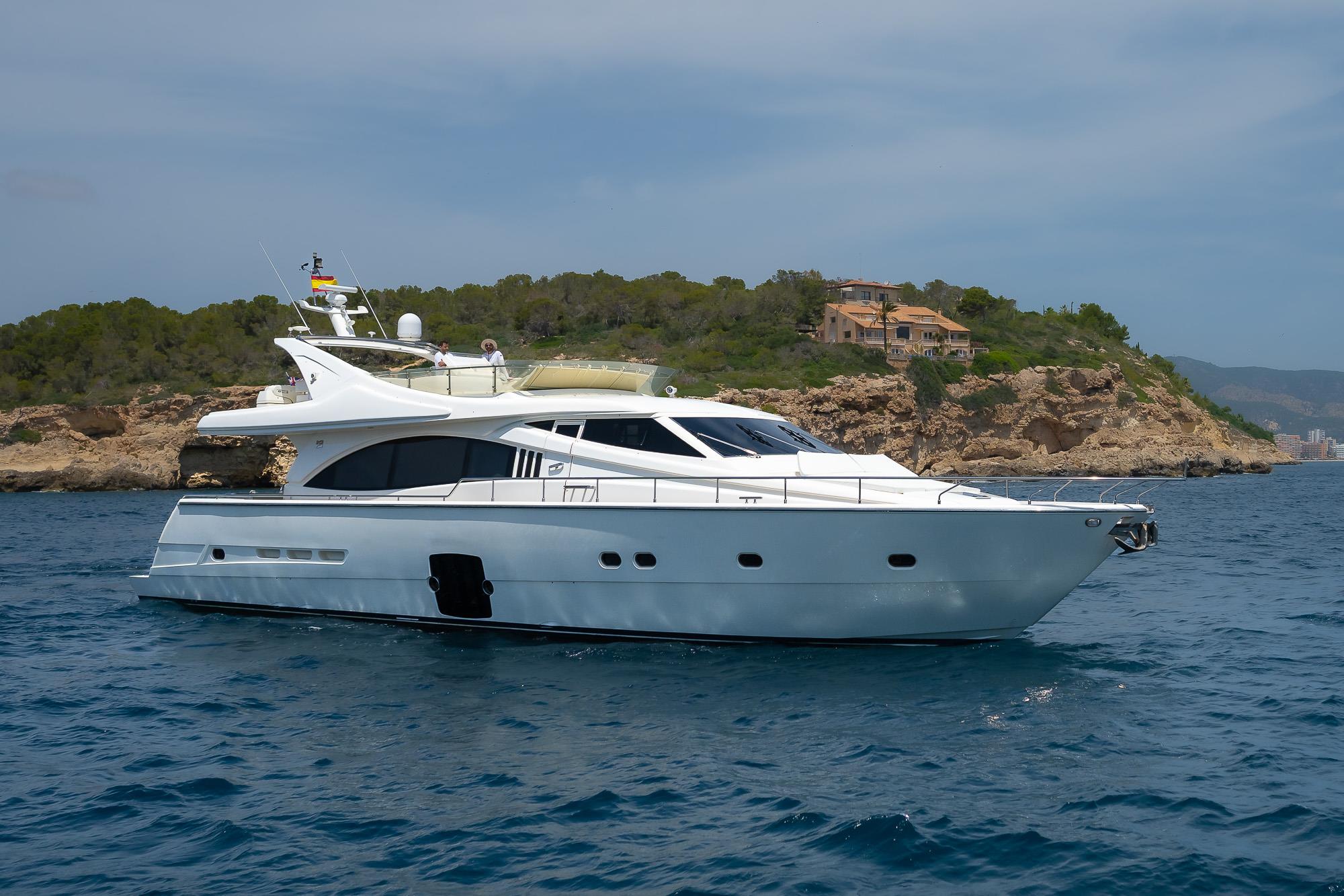 2005 FERRETTI YACHTS 731 